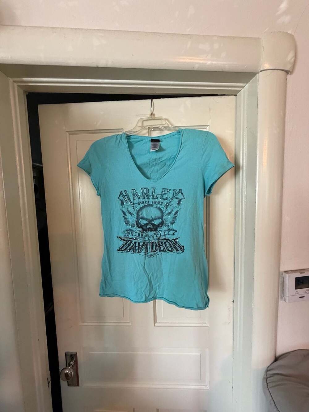 Harley Davidson Doc's Shawano Co. Wisconsin Turquoise V-Neck Rhinestone Graphic